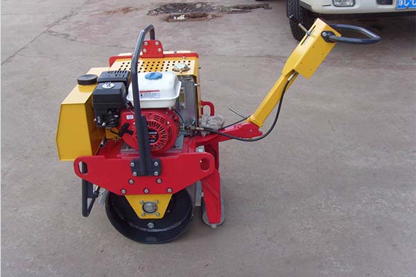 小型<a href='http://www.yncnc.cn' target='_blank'>壓路機</a>