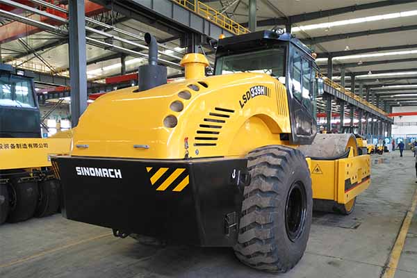 大型<a href='http://www.yncnc.cn' target='_blank'>壓路機</a>