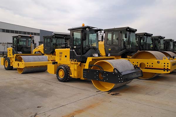 <a href='http://www.yncnc.cn/product/77.html' target='_blank'>振動壓路機</a>